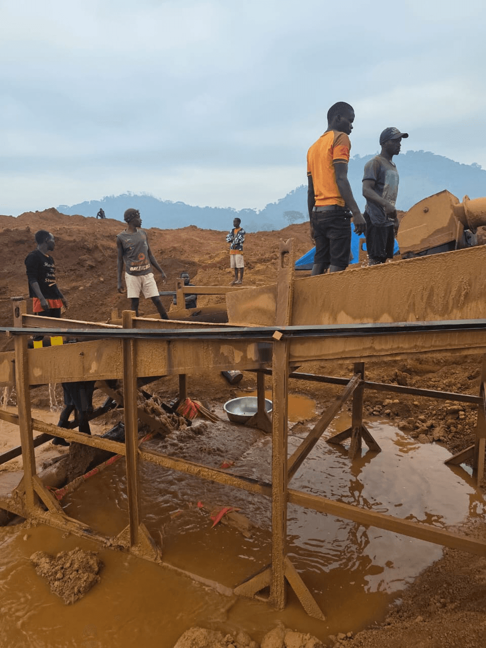BYM workers operating gold sluice and washing equipment, eastern DRC